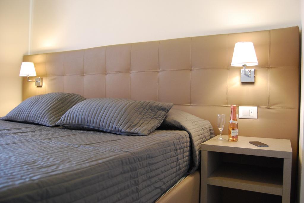 Residenze Al Colle Dei Pini Aparthotel Riccione Ruang foto