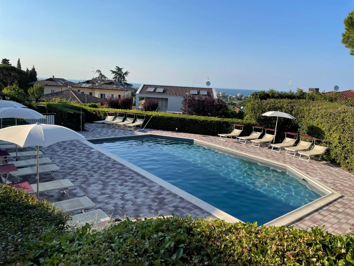 Residenze Al Colle Dei Pini Aparthotel Riccione Bagian luar foto