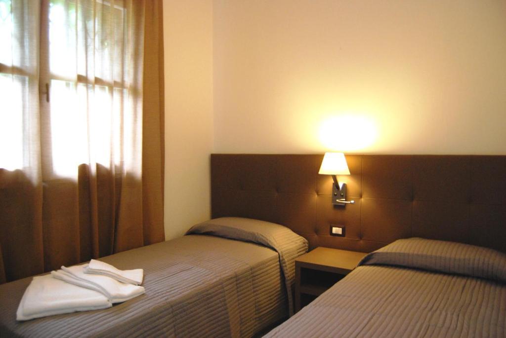 Residenze Al Colle Dei Pini Aparthotel Riccione Ruang foto