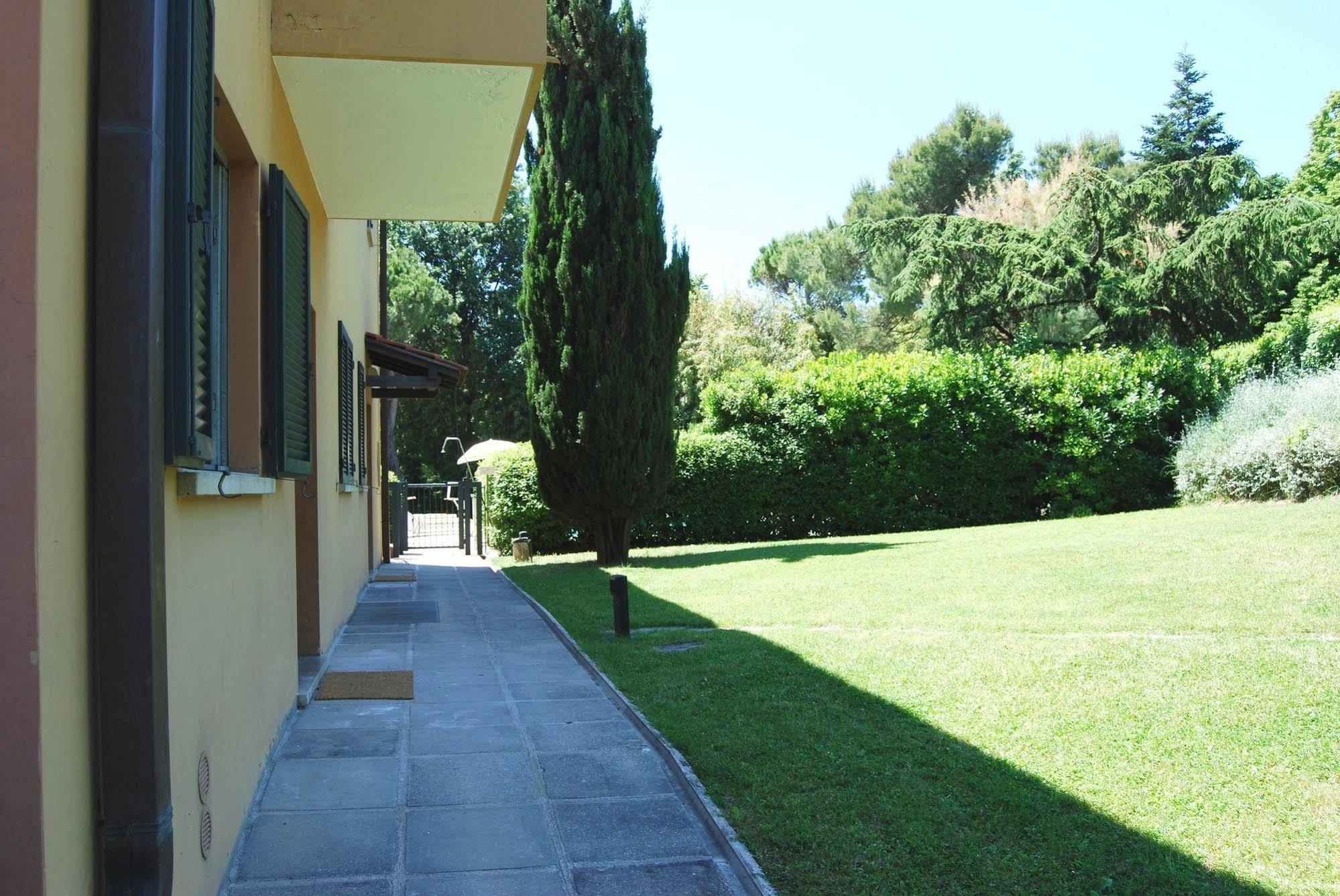 Residenze Al Colle Dei Pini Aparthotel Riccione Bagian luar foto