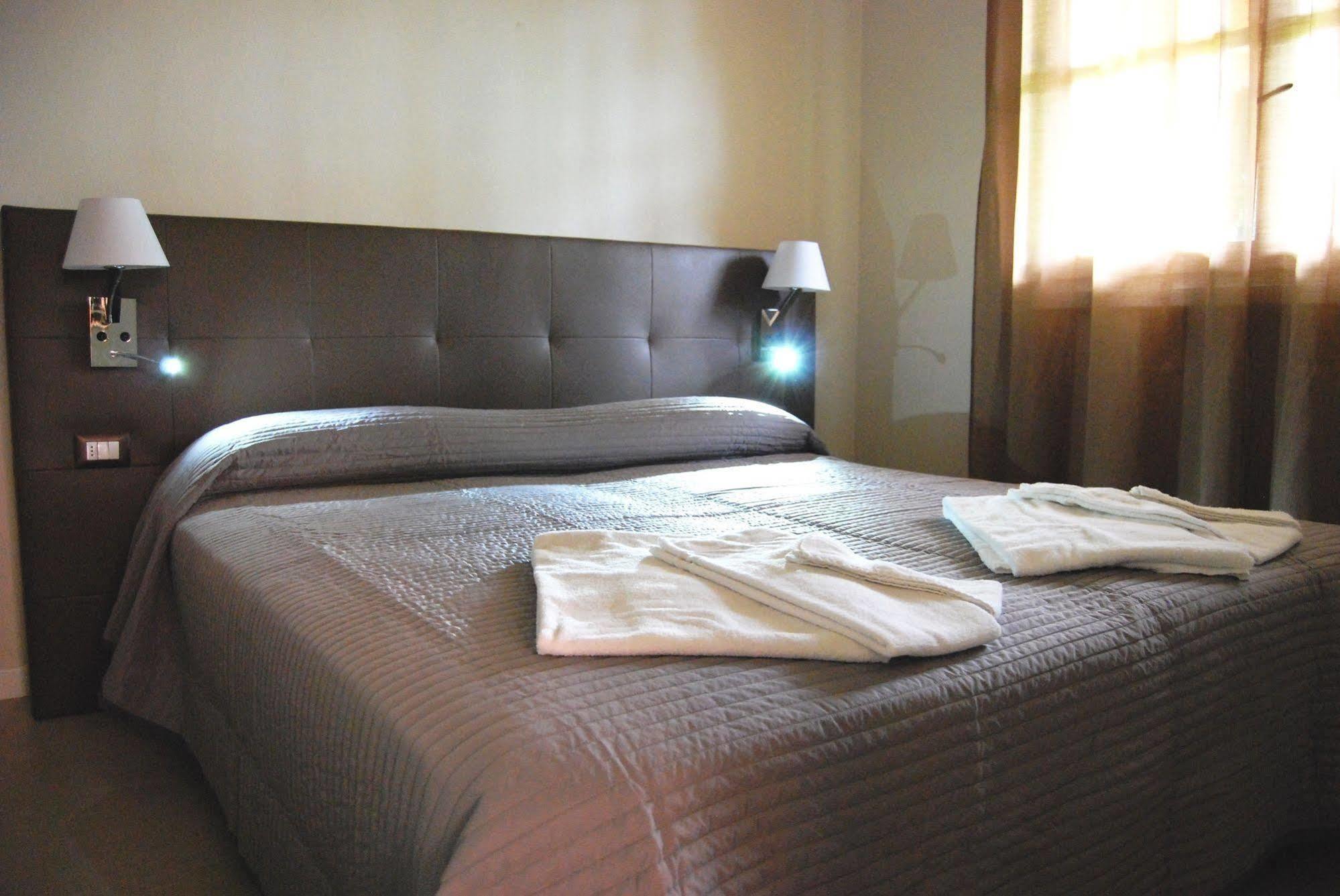 Residenze Al Colle Dei Pini Aparthotel Riccione Bagian luar foto